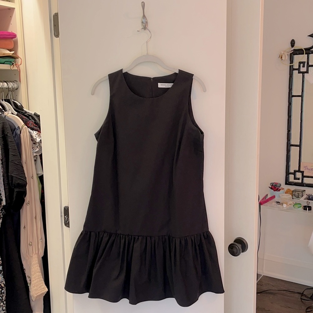 Black sleeveless dress